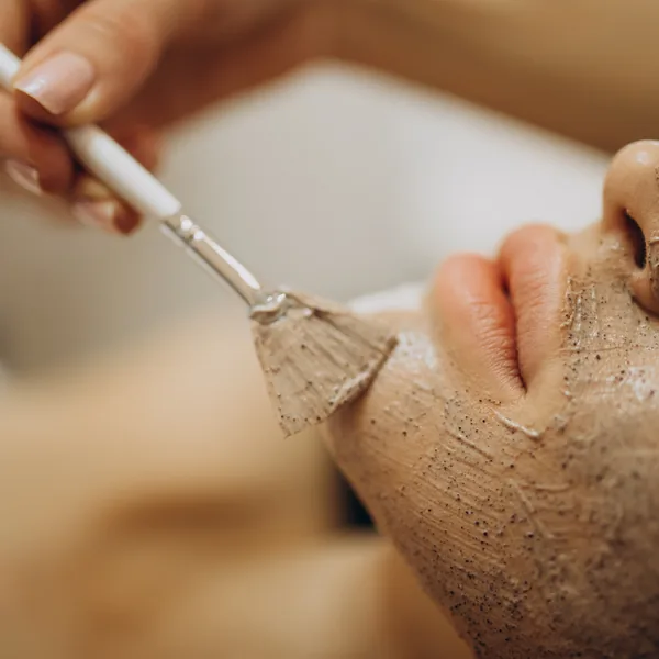 Aplicación de un tratamiento facial de medicina estética