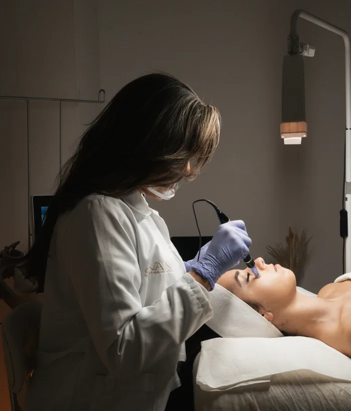 Sesión de HIFU facial en una cabina de Sivana