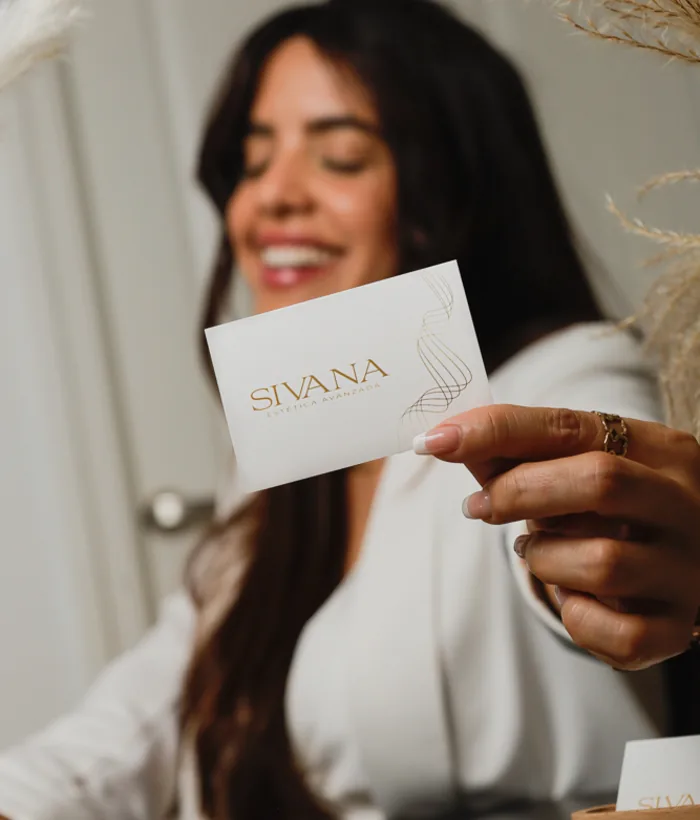 Paciente en la recepción de Sivana con una tarjeta del centro