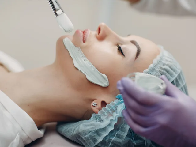 Aplicación de una mascarilla facial en cabina